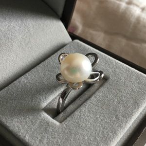 Pearl and silver ring